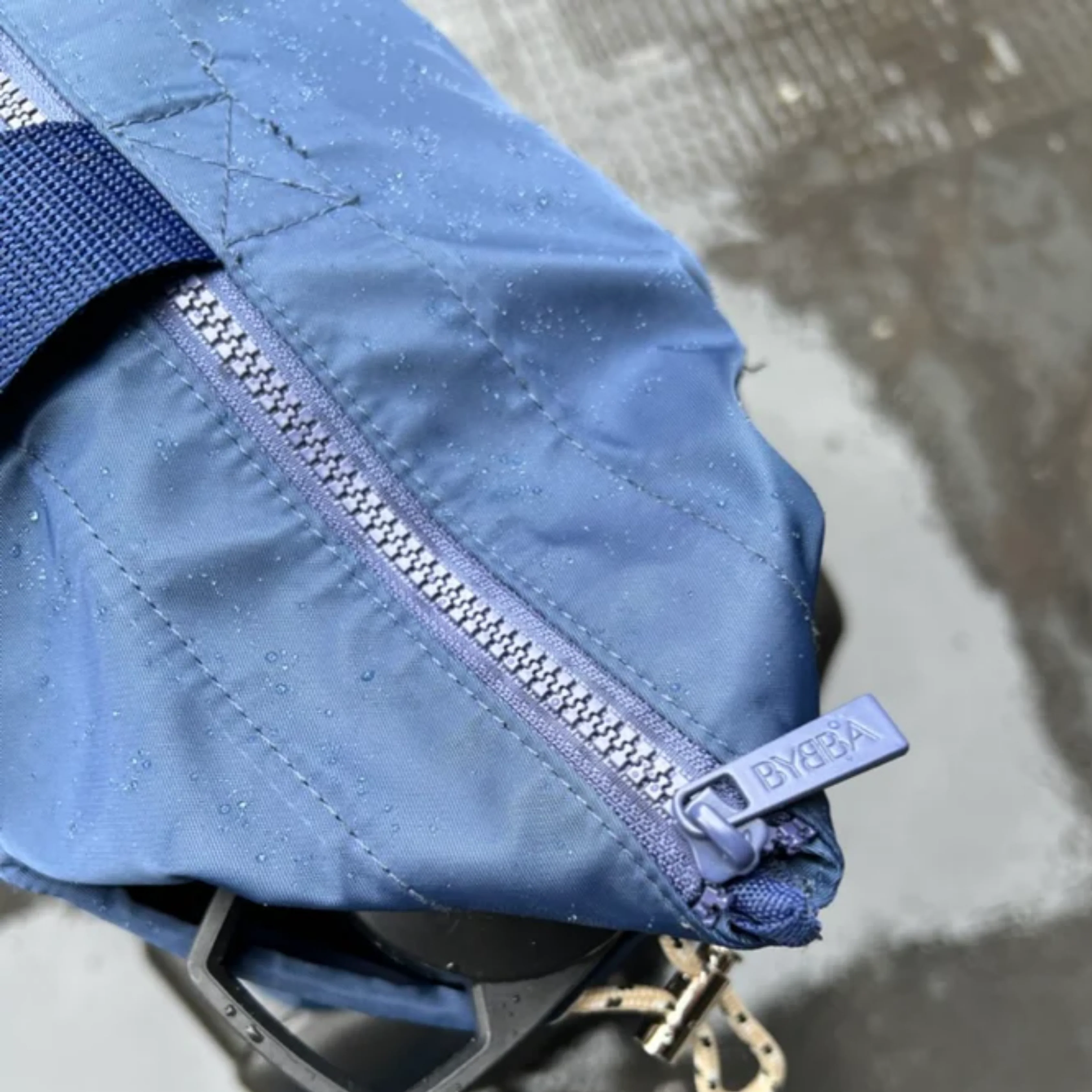 THE RIPPLE ZIP-TOP TOTE BAG / NAVY SEAL - Image 8