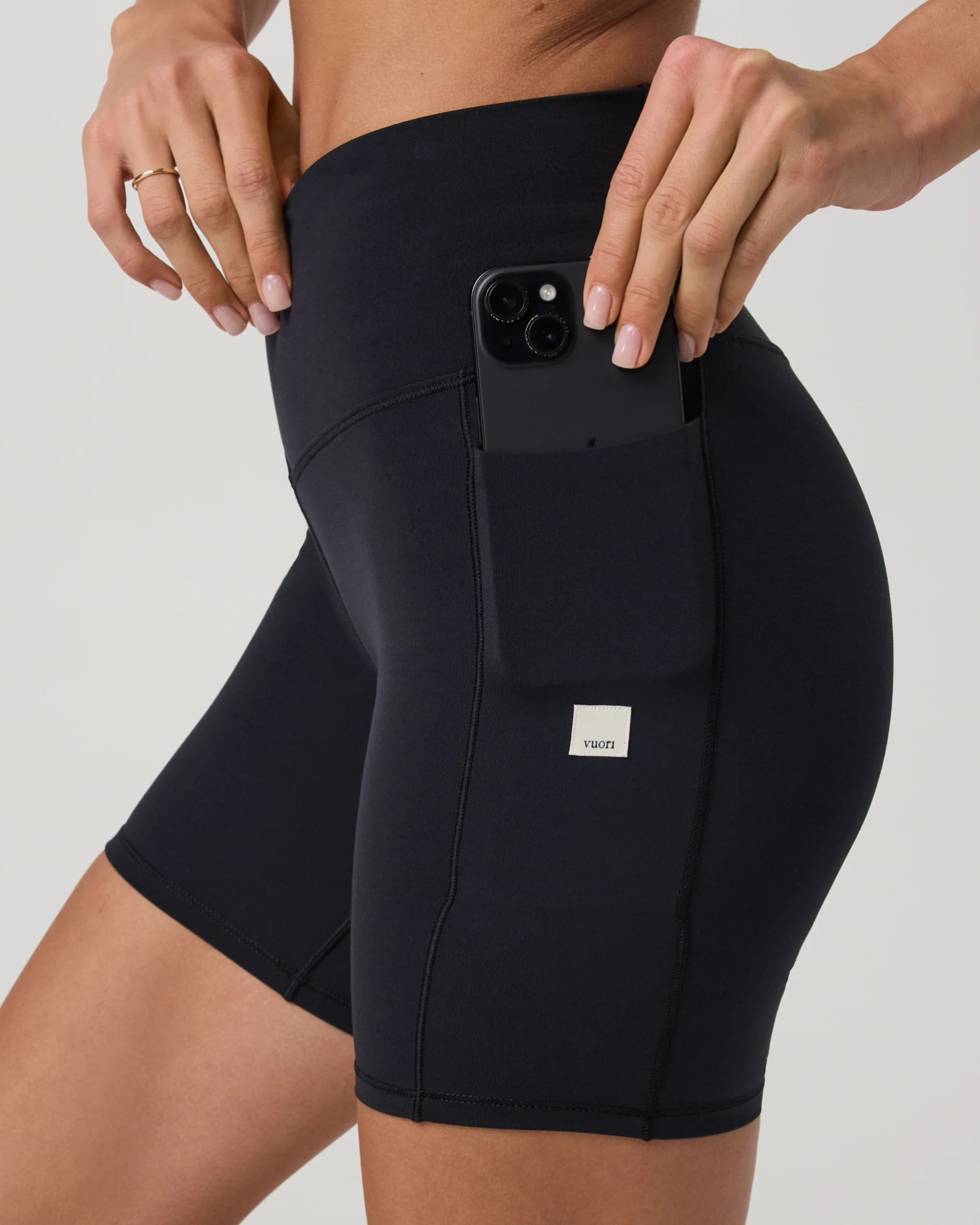 Vuori Alltheform Pocket Short 6" - Image 5
